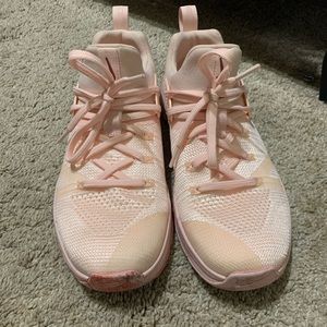 Metcon Nike pink tennis shoes